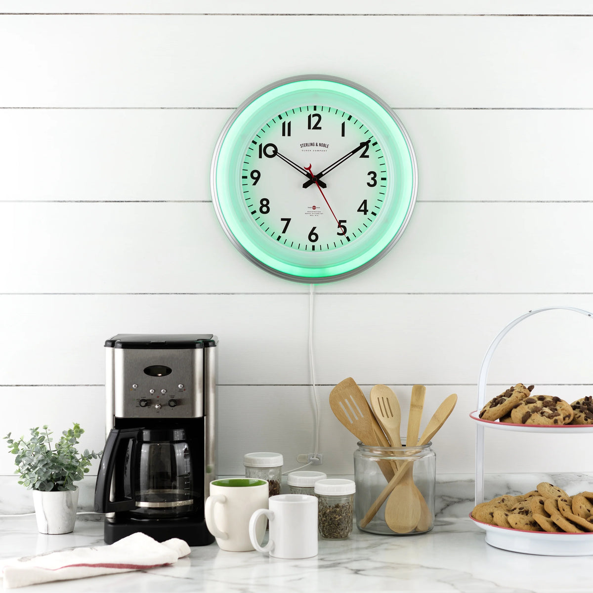 11" Round Indoor LED Wall Clock with Remote Control U900824